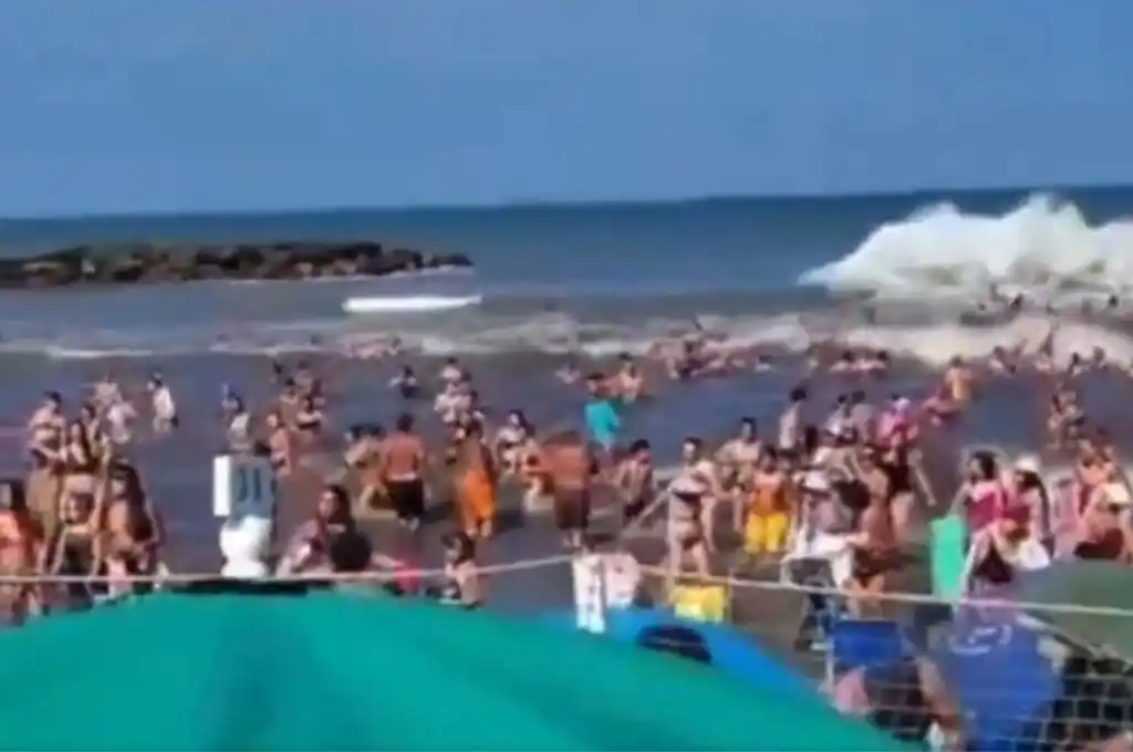 Una ola gigante sorprendi+ó a los turistas