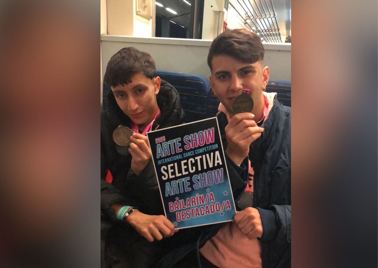Felicitan a Tobías y Catriel, el primer dúo de varones de Arte Show