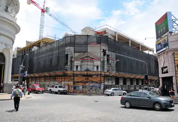 El Paseo del Banco, la obra eterna que se convirtió en postal de los festejos y la polémica