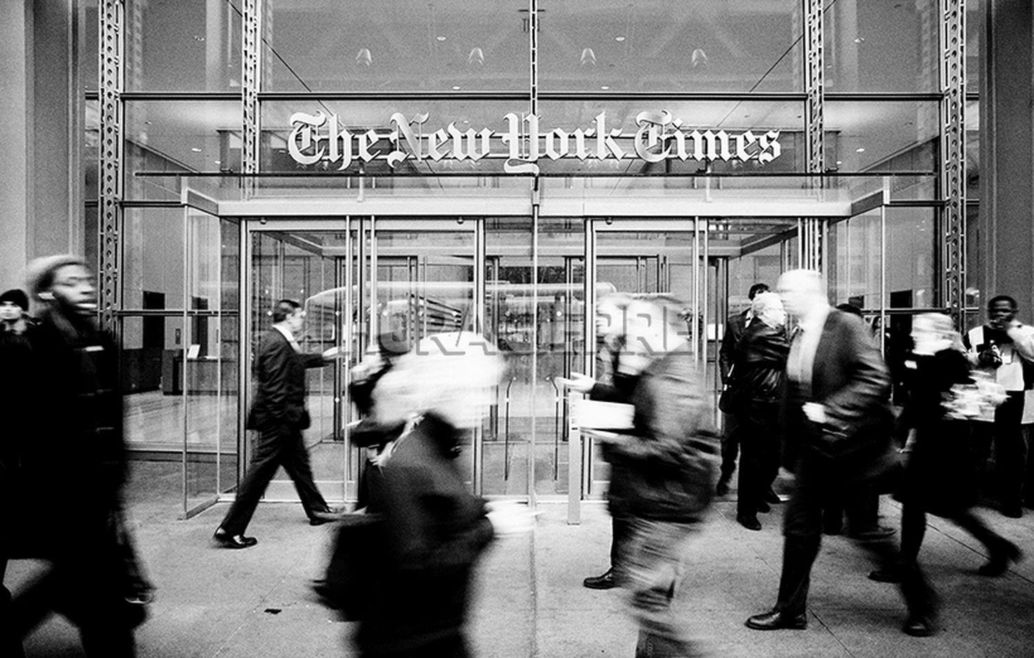 Fotografía de la entrada al vestíbulo de The New York Times en Manhattan. Foto de Vanity Fair.