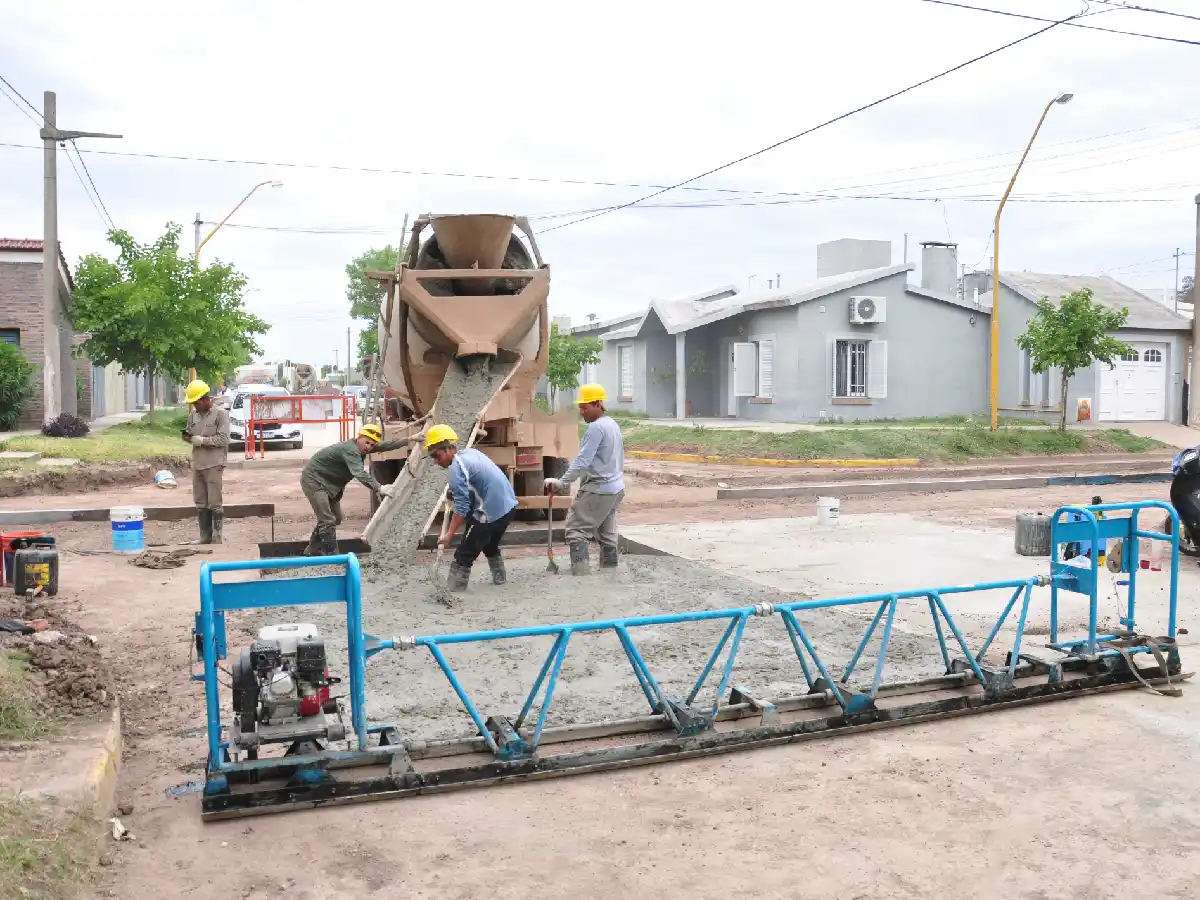 Se trabaja en pavimento urbano en tres barrios en simultáneo
