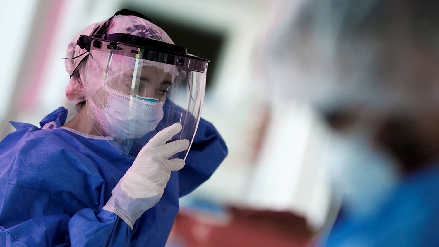 Covid-19 en la Provincia: Cayeron los contagios y llegaron a la mitad del pico de la segunda ola