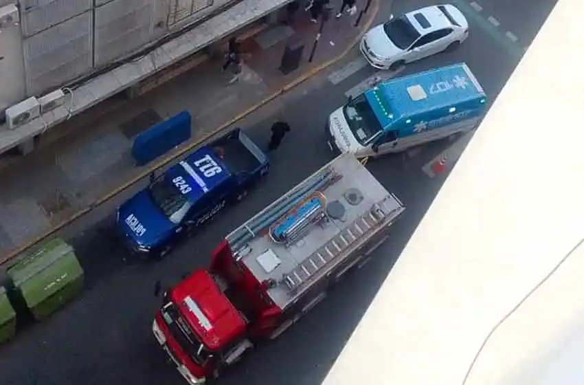 Una mujer quedó atrapada en una ventana de un edificio y causó un momento dramático en pleno centro de Rosario