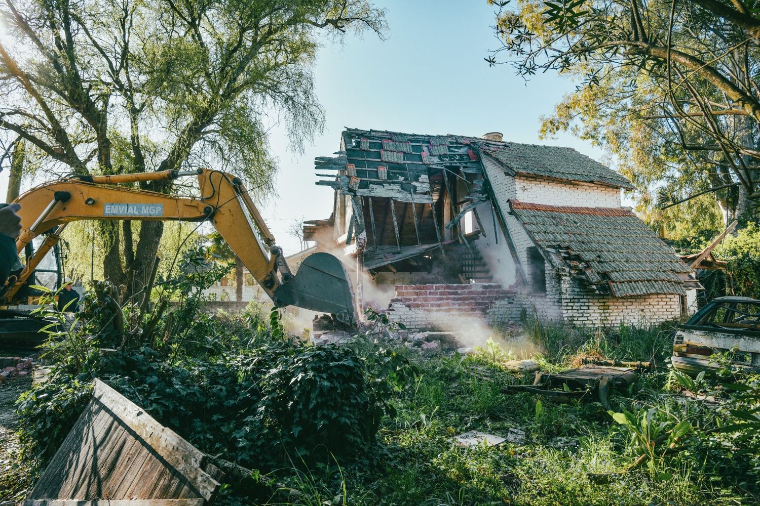 Derribaron una casa usurpada en el barrio La Florida