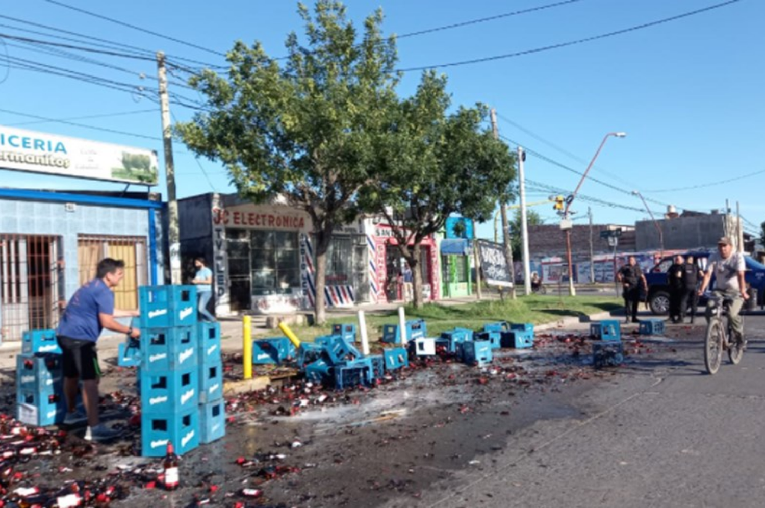 Tremendo: un camión perdió gran cantidad de botellas cervezas