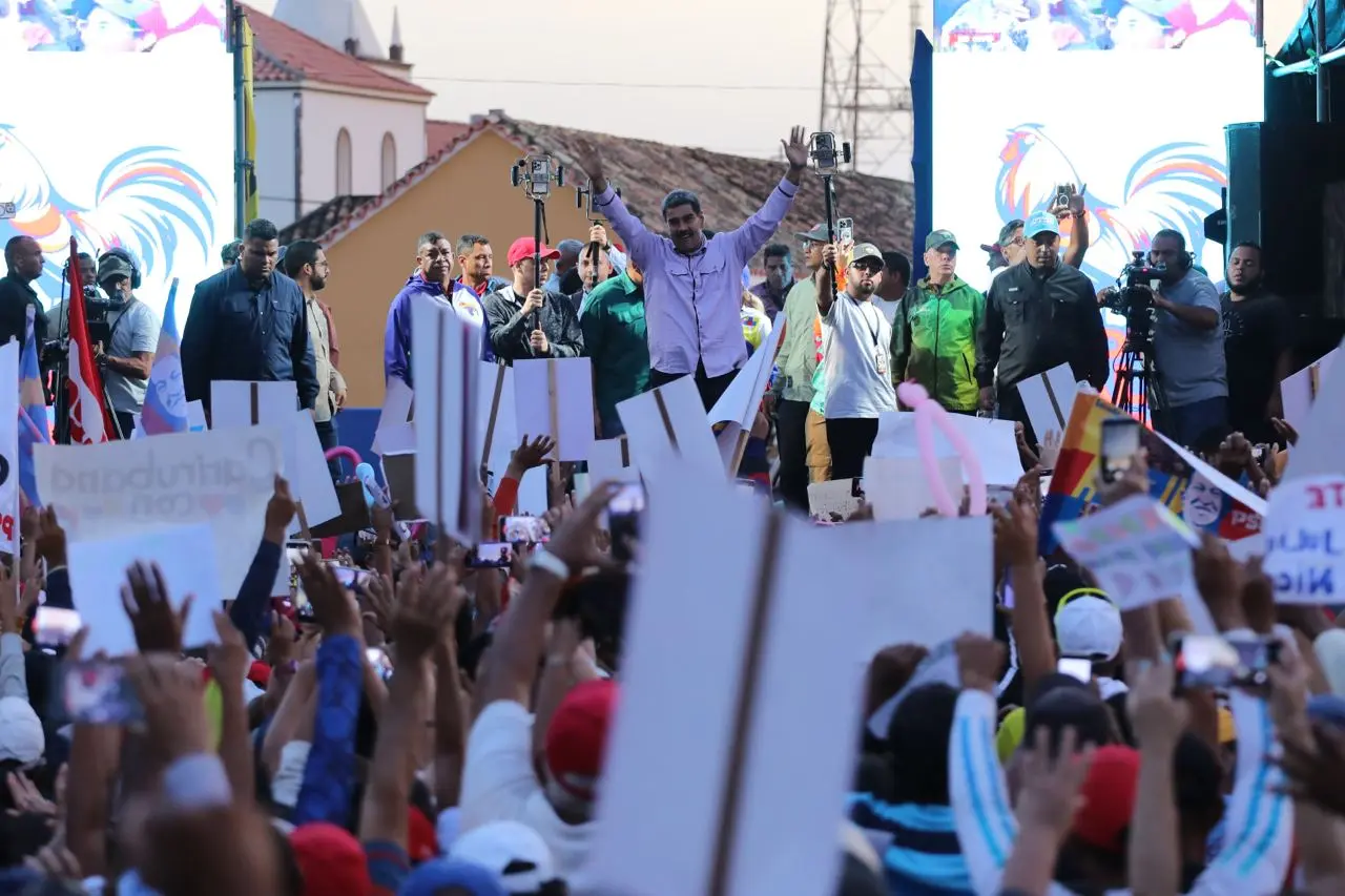 Maduro promete un nuevo plan de viviendas: pero se tienen que ANOTAR EN LOS CIRCUITOS COMUNALES (+Video)