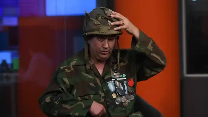 Un héroe argentino recuperó el casco que le salvó la vida en Malvinas