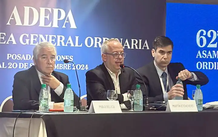 Pablo Deluca, director de Relaciones Institucionales Infobae, Martín Etchevers, presidente de ADEPA; y Daniel Dessein, La Gaceta de Tucumán