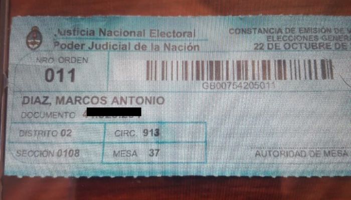 Busca a Marcos Díaz para intercambiar constancia de voto