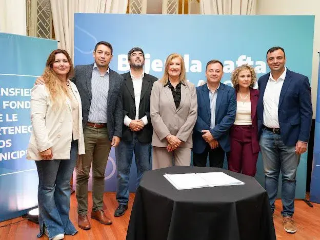Intendentes de todo el país marcharon al Ministerio de Economía por fondos y obras paralizadas