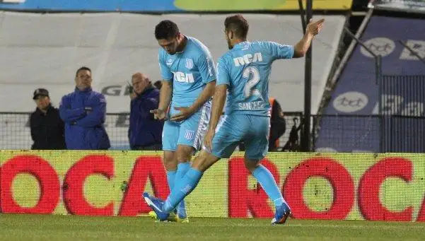 Racing jugó mal, empató con Defensa y se fue silbado