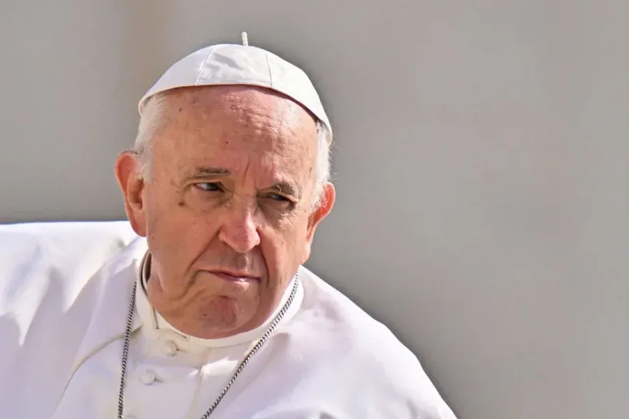 El Papa no asistirá al Vía Crucis en el Coliseo de Roma por el "intenso frío"