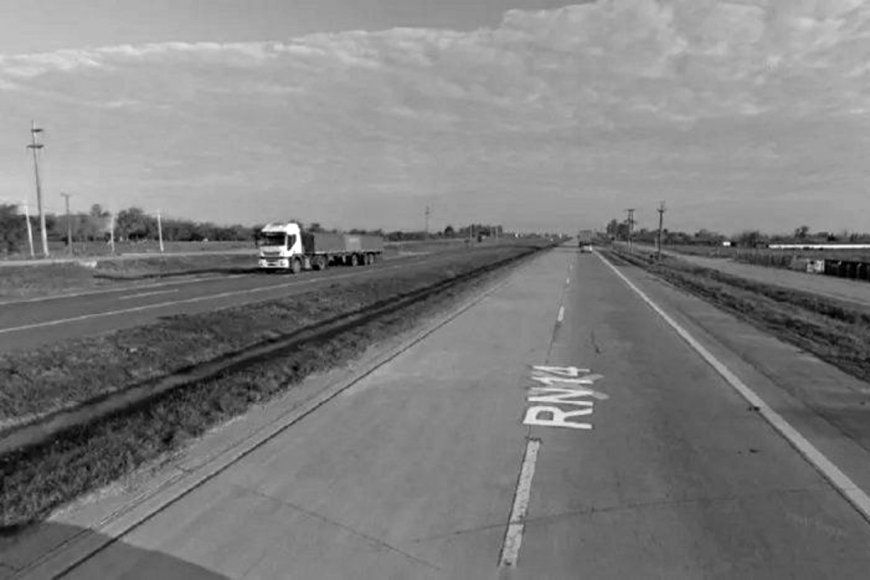 Perdió el control del auto en la Autovía Artigas, despistó y terminó bajo agua