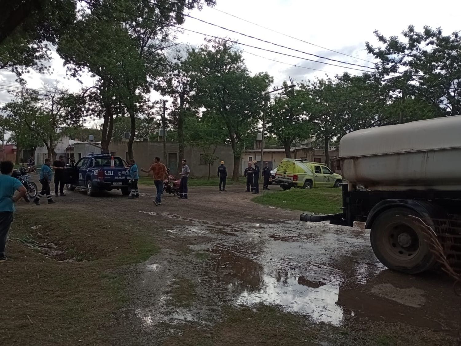 Colisión entre camión regador y moto. Crédito: Bomberos de Venado Tuerto.