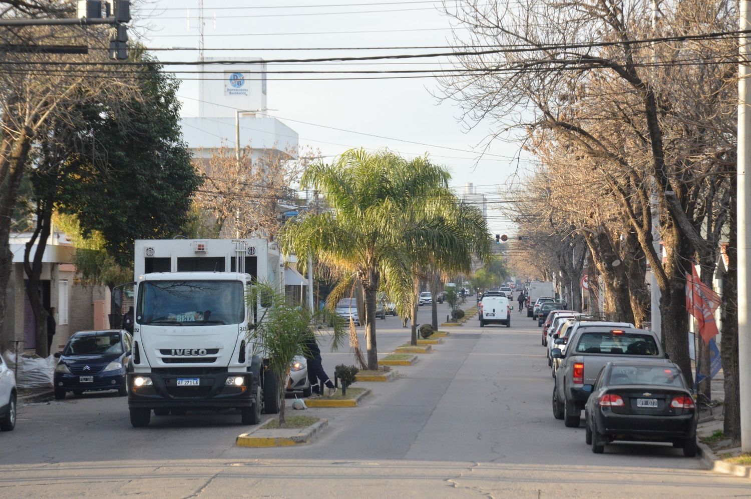 Cuadrillas municipales trabajan intensamente en avenida Estrugamou.