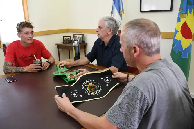El intendente Javier Gastón recibió al nuevo campeón interprovincial de boxeo