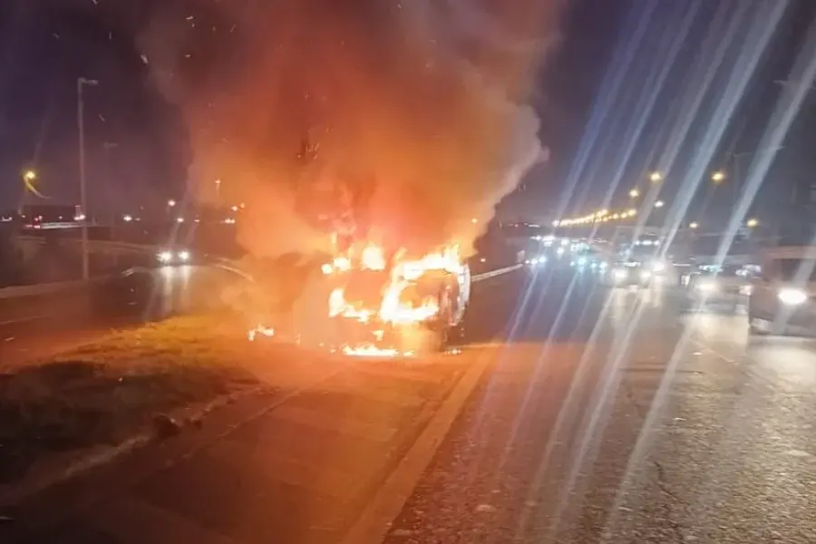 Un utilitario se prendió fuego en plena Circunvalación y terminó con daños totales