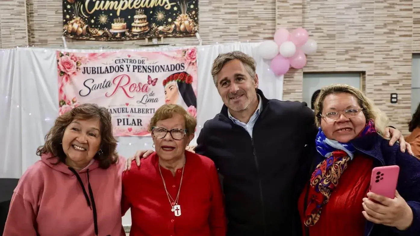El intendente Achával junto a las mujeres del Centro de Jubilados.