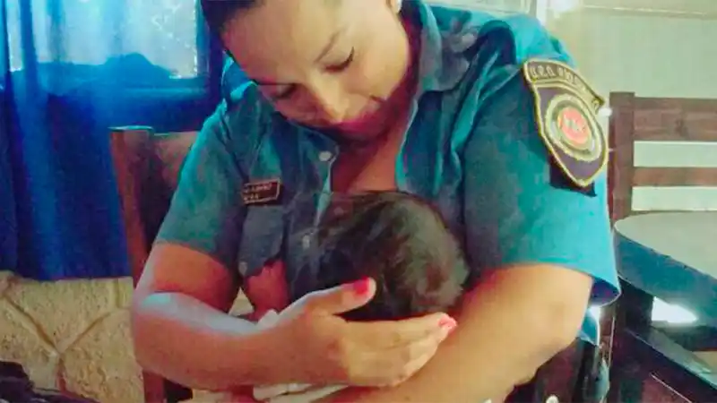 Policía amamantó a una beba mientras se definía la restitución a su mamá
