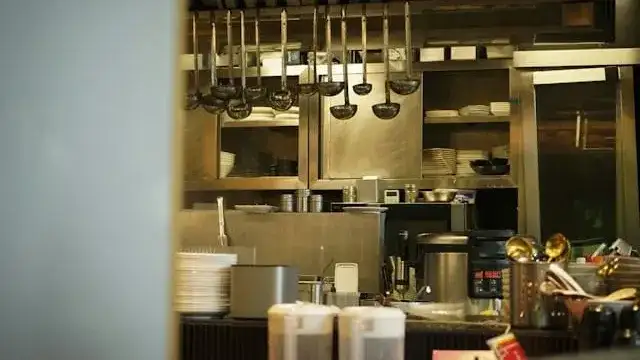 ¿Cómo se equipa la cocina de un club o un comedor que sirve cien platos por día?