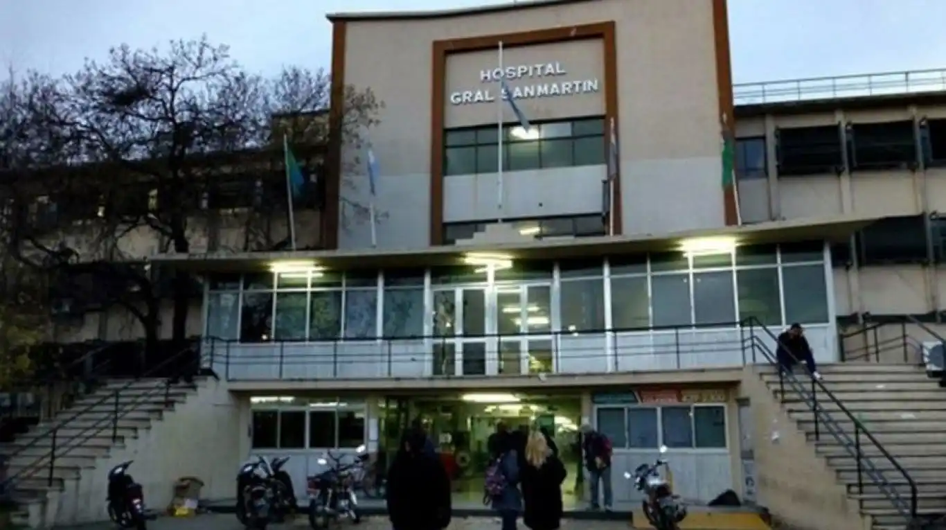 Tras el apagón de la última semana, ahora se derrumbó un techo en el Hospital San Martín de La Plata