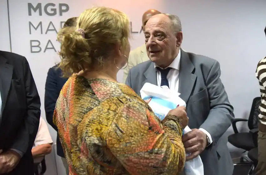 Realizaron la última entrega de tablets a jubilados de la ciudad