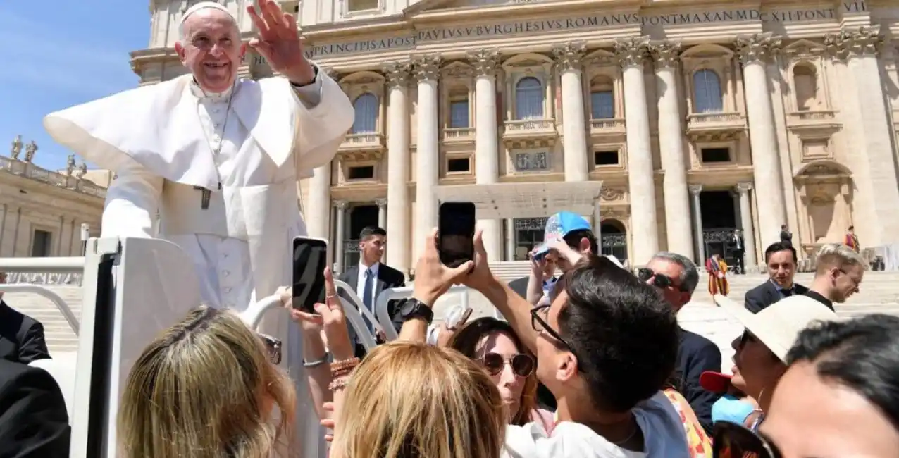 El Papa Francisco subió a niños ucranianos al papamóvil