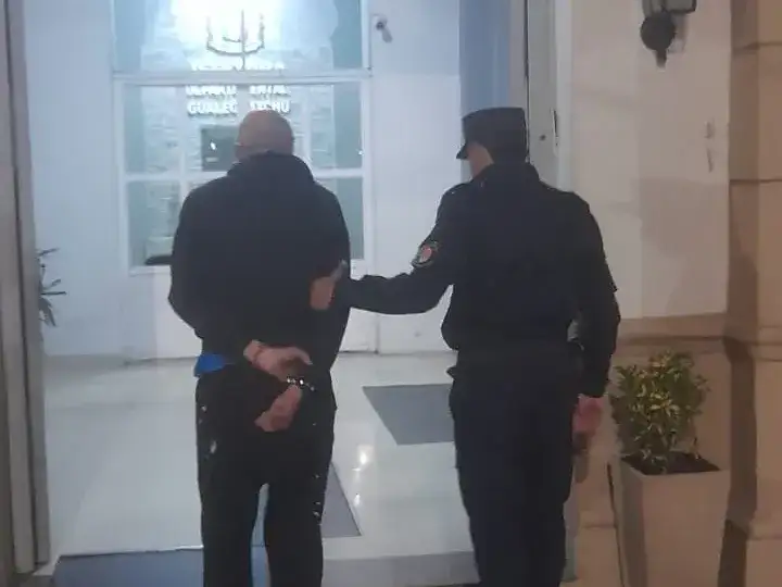 Detuvieron a un hombre de 54 años por robarse una garrafa de un carrito de comidas