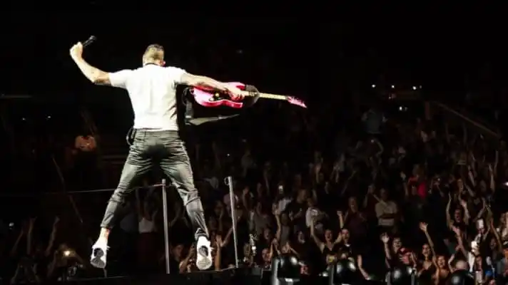 Maroon 5 incluye a Anuel AA y Tainy en su álbum