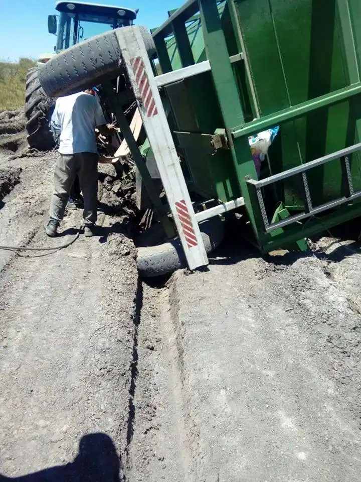 Volcó una tolva en un camino de Crucecitas Séptima