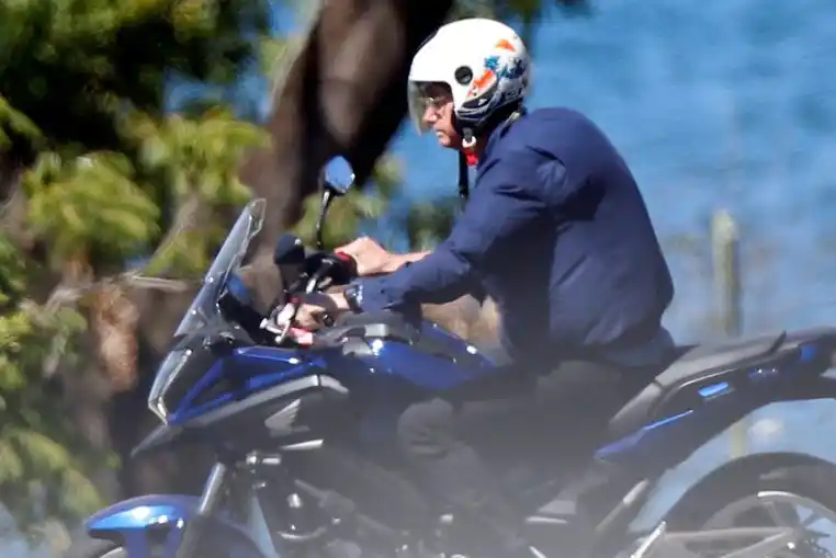 Las fotos virales de Bolsonaro: sin barbijo y conversando en plena calle