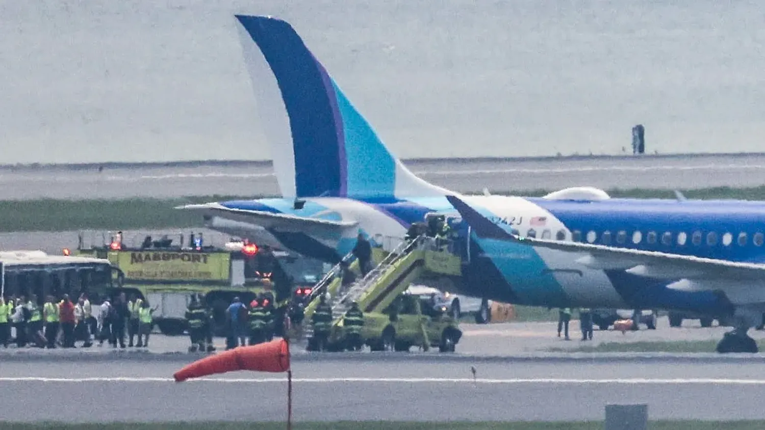 Un Airbus A220 de JetBlue termina sobre césped tras aterrizaje en Boston: esto sabemos