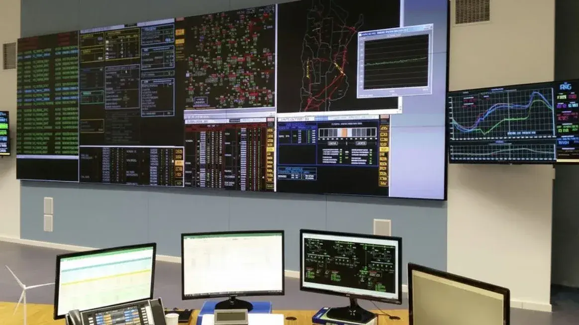 Sala de control: monitoreo nacional del sistema eléctrico y picos de consumo.