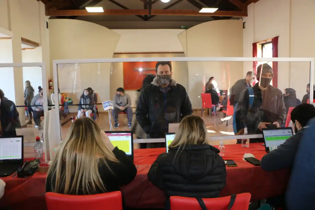 Quiénes son los vacunados con Sputnik que tendrán prioridad para combinar con Moderna o AstraZeneca 