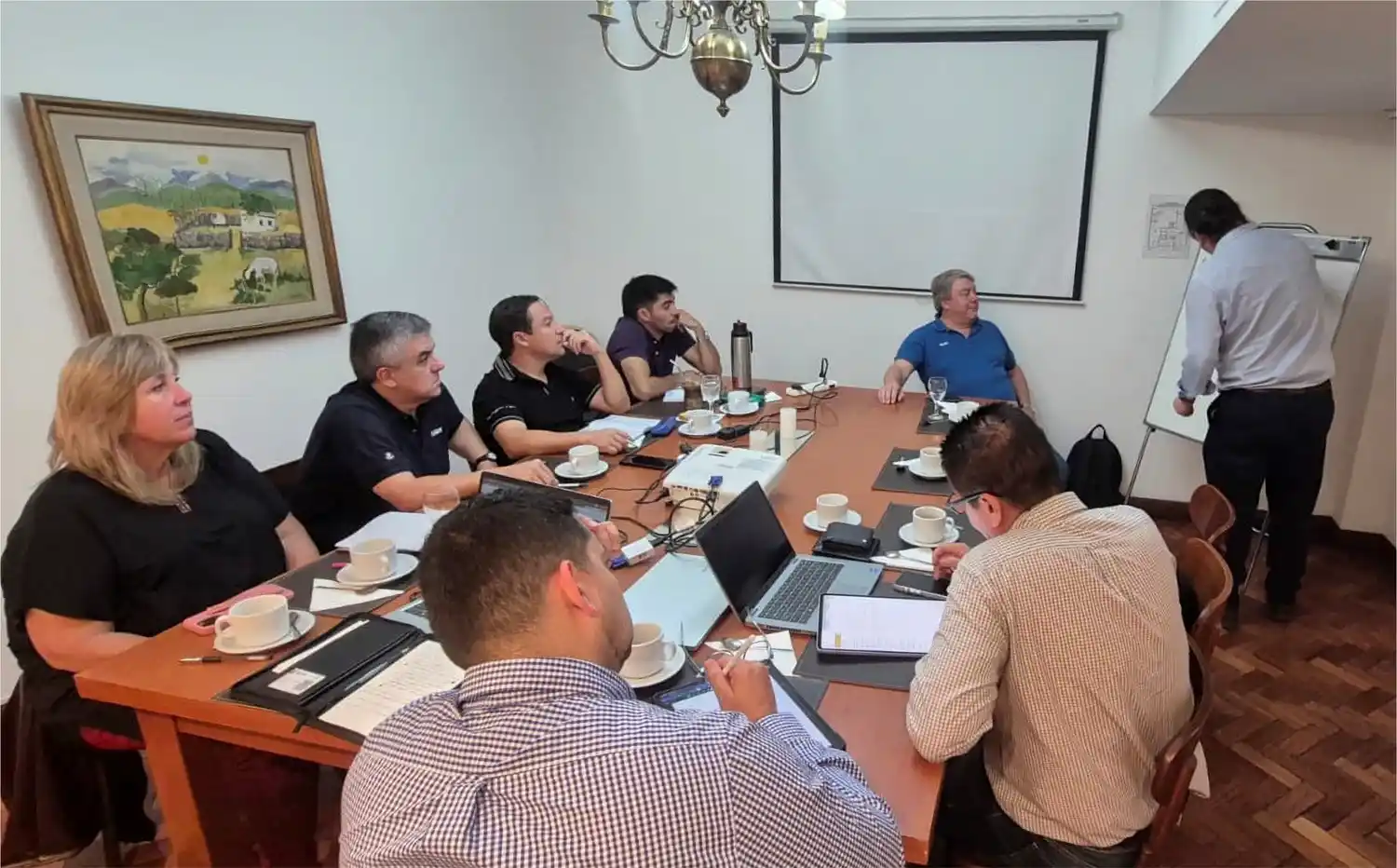 Especialistas de Hy-Line International visitaron Argentina junto a Feller para fortalecer el acompañamiento técnico a productores