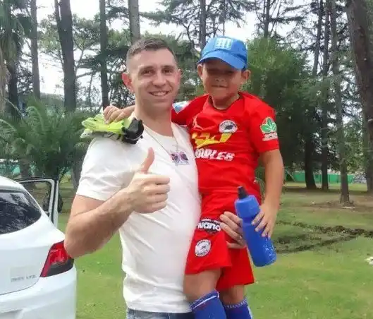 El arquero de la Selección se detuvo a sacarse una foto