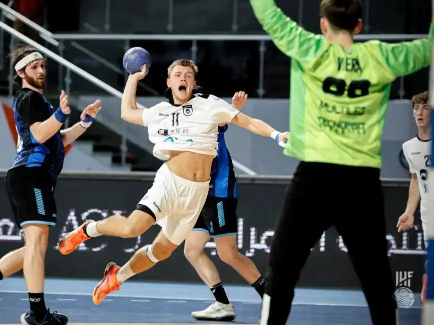 Simón Viera con la 88 en el arco argentino.