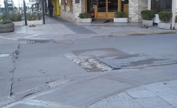 Profundo bache en 83 y 4