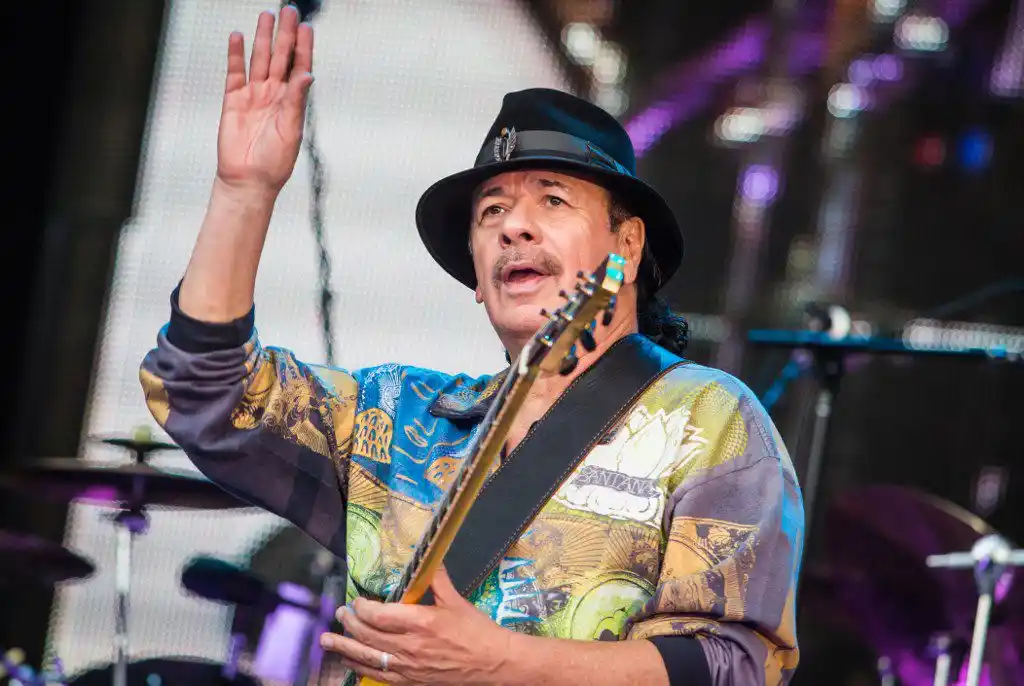 Santana se desmaya durante concierto (Video)