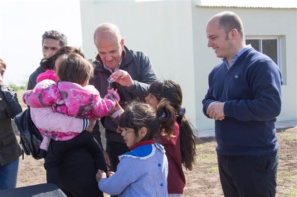 Pehuajó: El Intendente Pablo Zurro entregó viviendas en la localidad de Chiclana