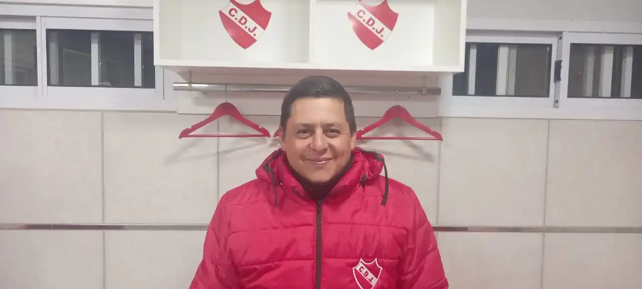 El entrenador de Deportivo Josefina, Ezequiel Sicardi