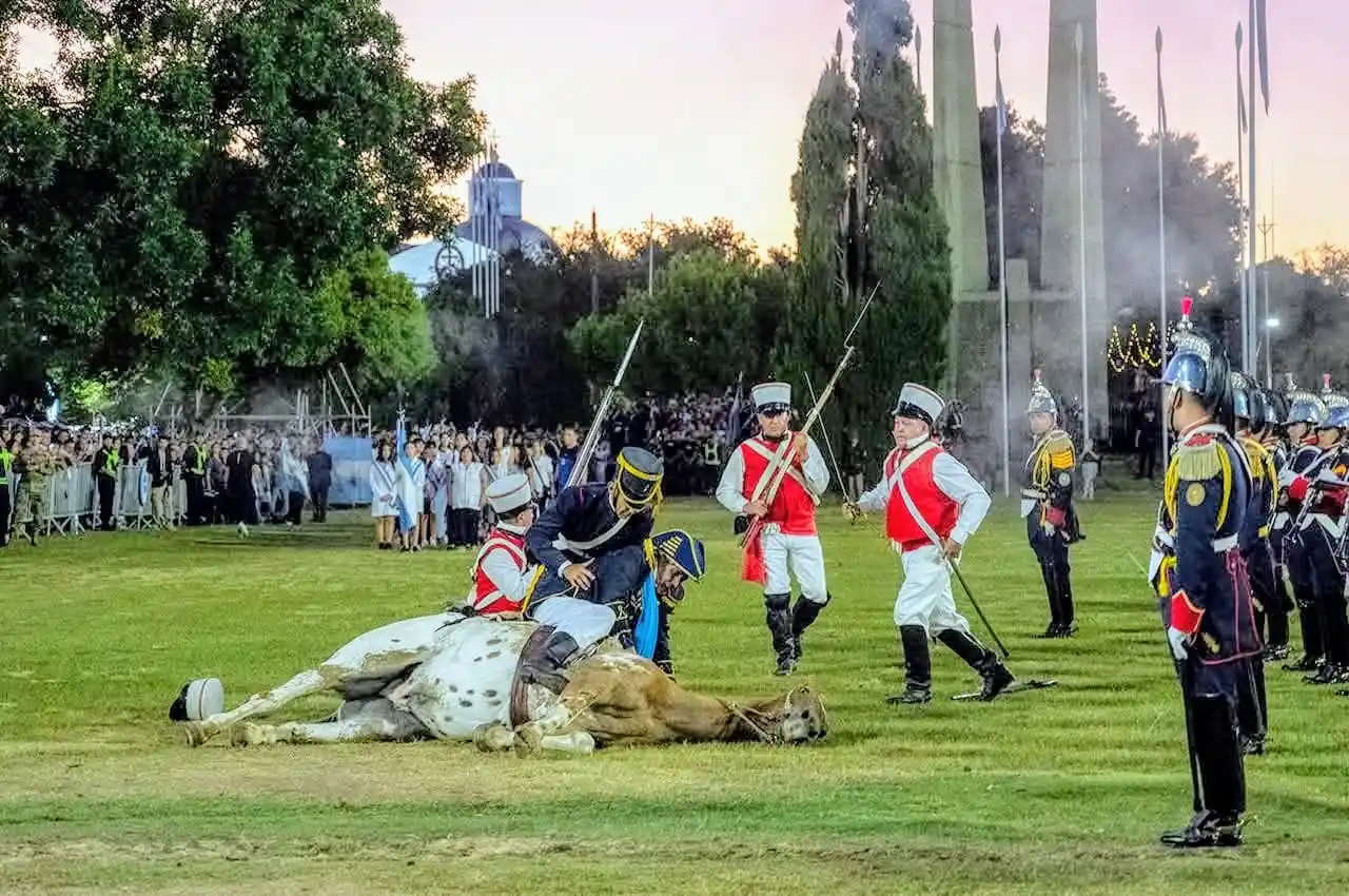 Histórico momento en que el soldado Cabral salva de una muerte segura al General San Martín en el Combate de San Lorenzo. Foto: Gentileza