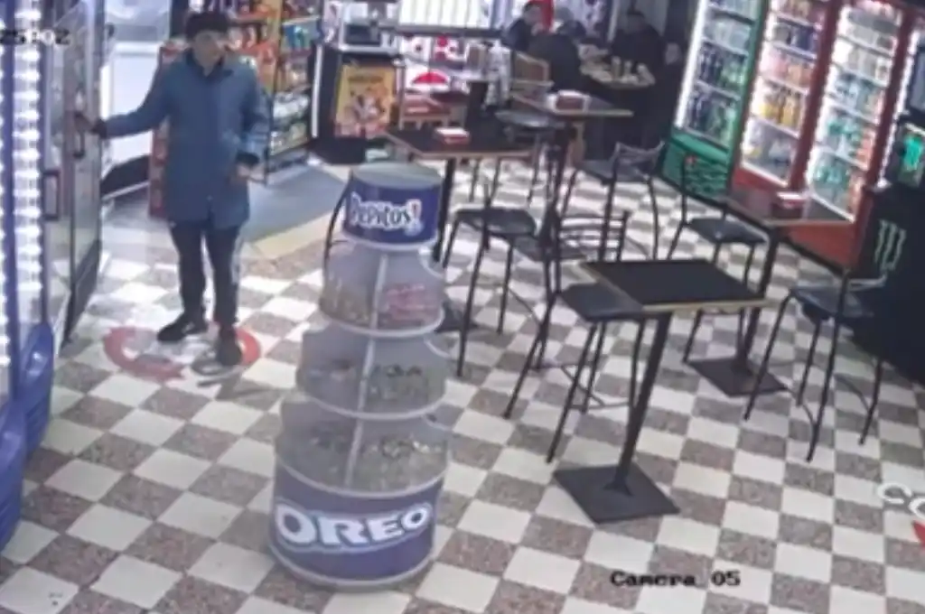 El joven ingresó al local fingiendo ser un cliente.
