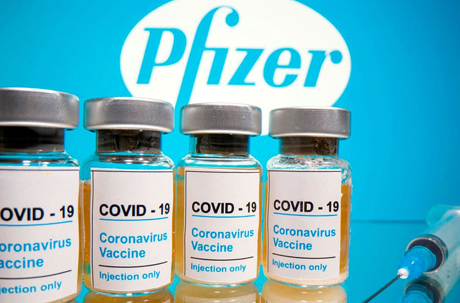 Pfizer pide aplicar a todos los adultos una tercera dosis de su vacuna