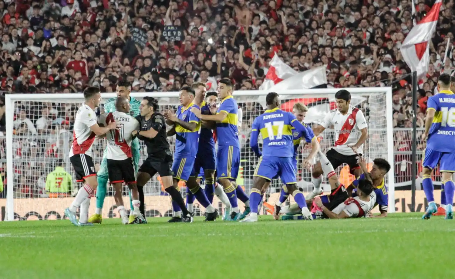En un final de escándalo, River se llevo el superclásico por 1 a 0