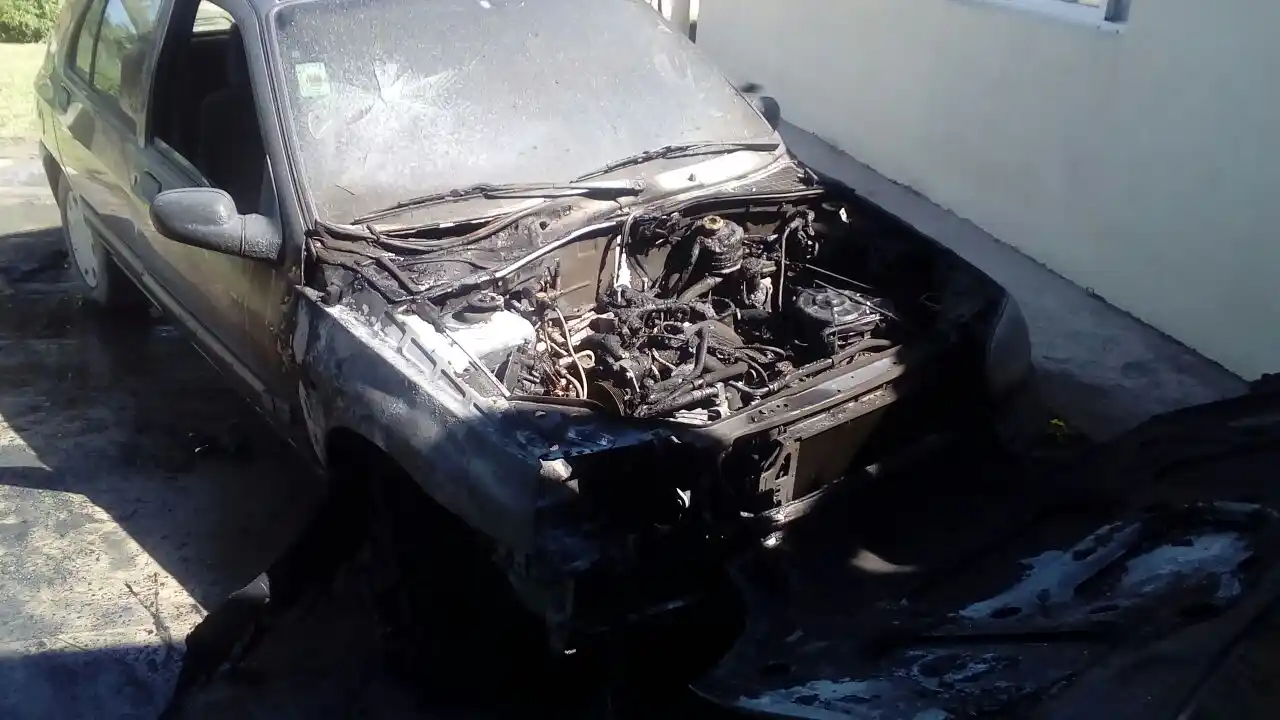 Un desperfecto mecánico provocó el incendio de un automóvil