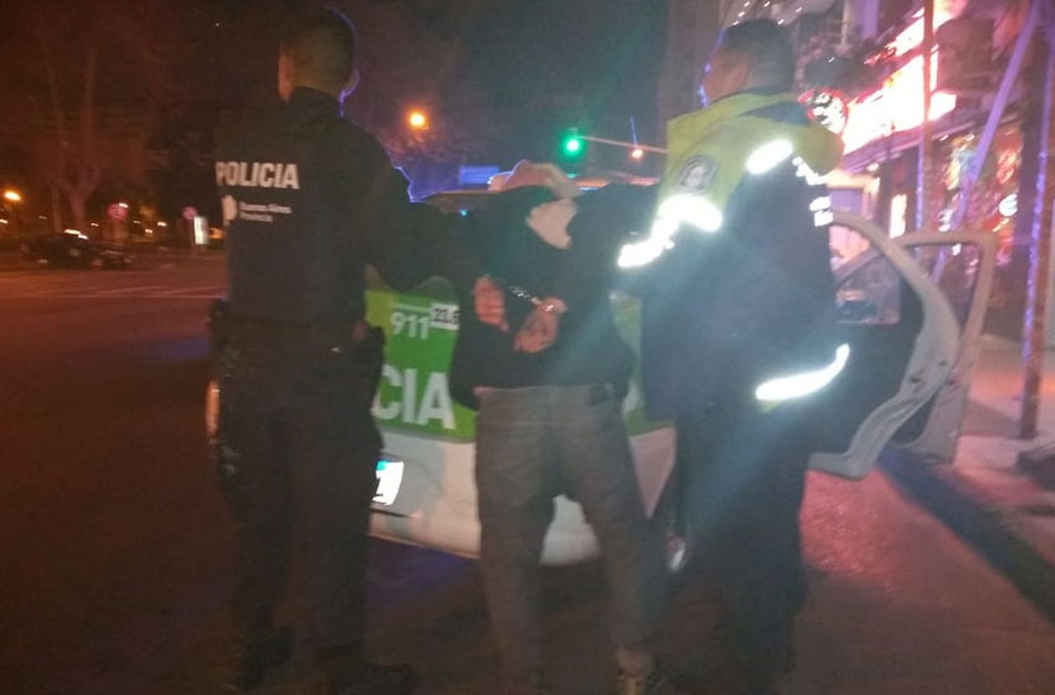 Rompió el vidrio de un locutorio y robó 225 pesos