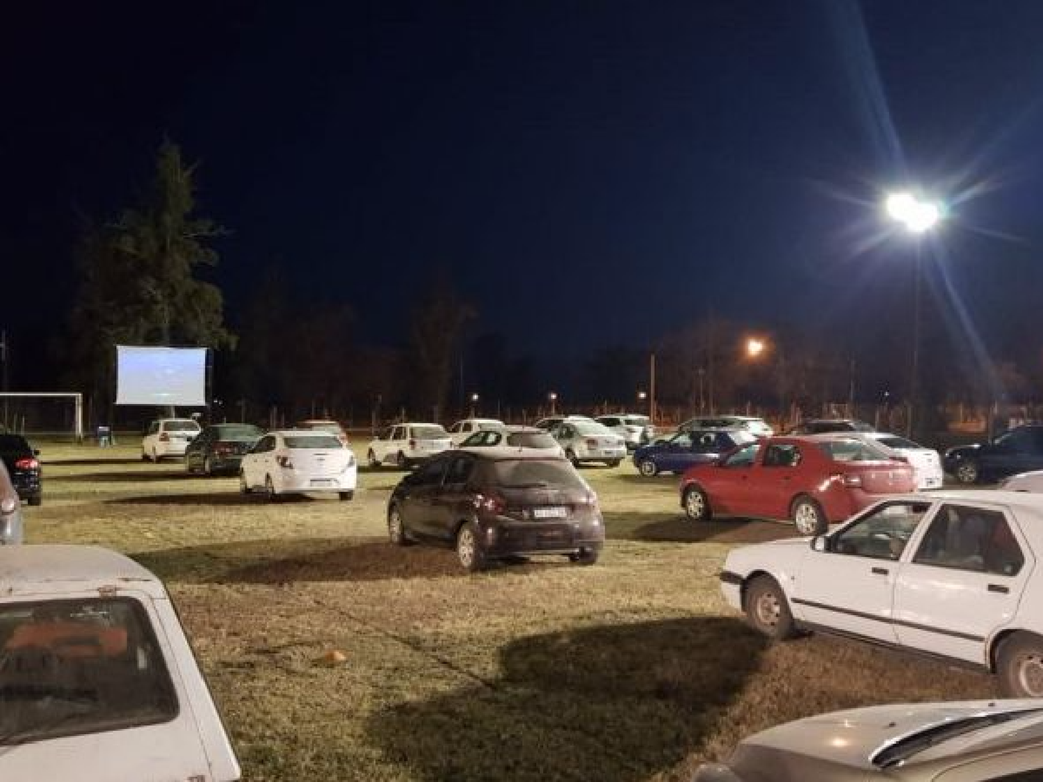 Autocine: la original idea de un pueblo santafesino en plena pandemia