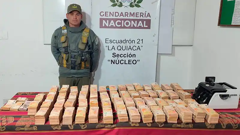 Viajaba con más de 28 millones de pesos y se los incautaron