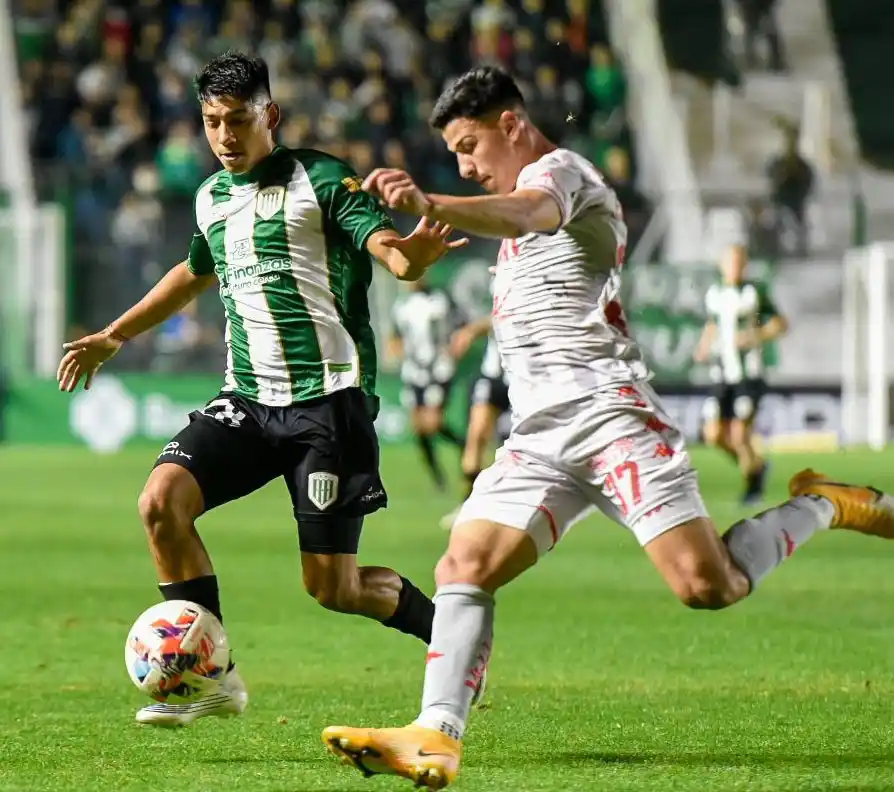 El tandilense Matías González, ante Esquivel.